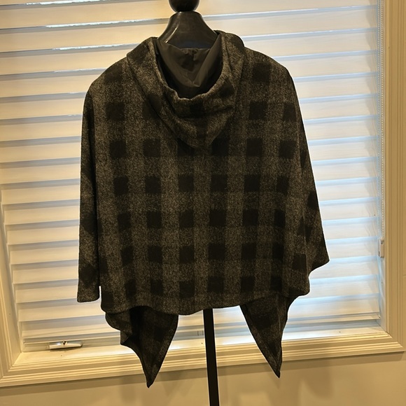 Black and grey check poncho with hood - Picture 3 of 8